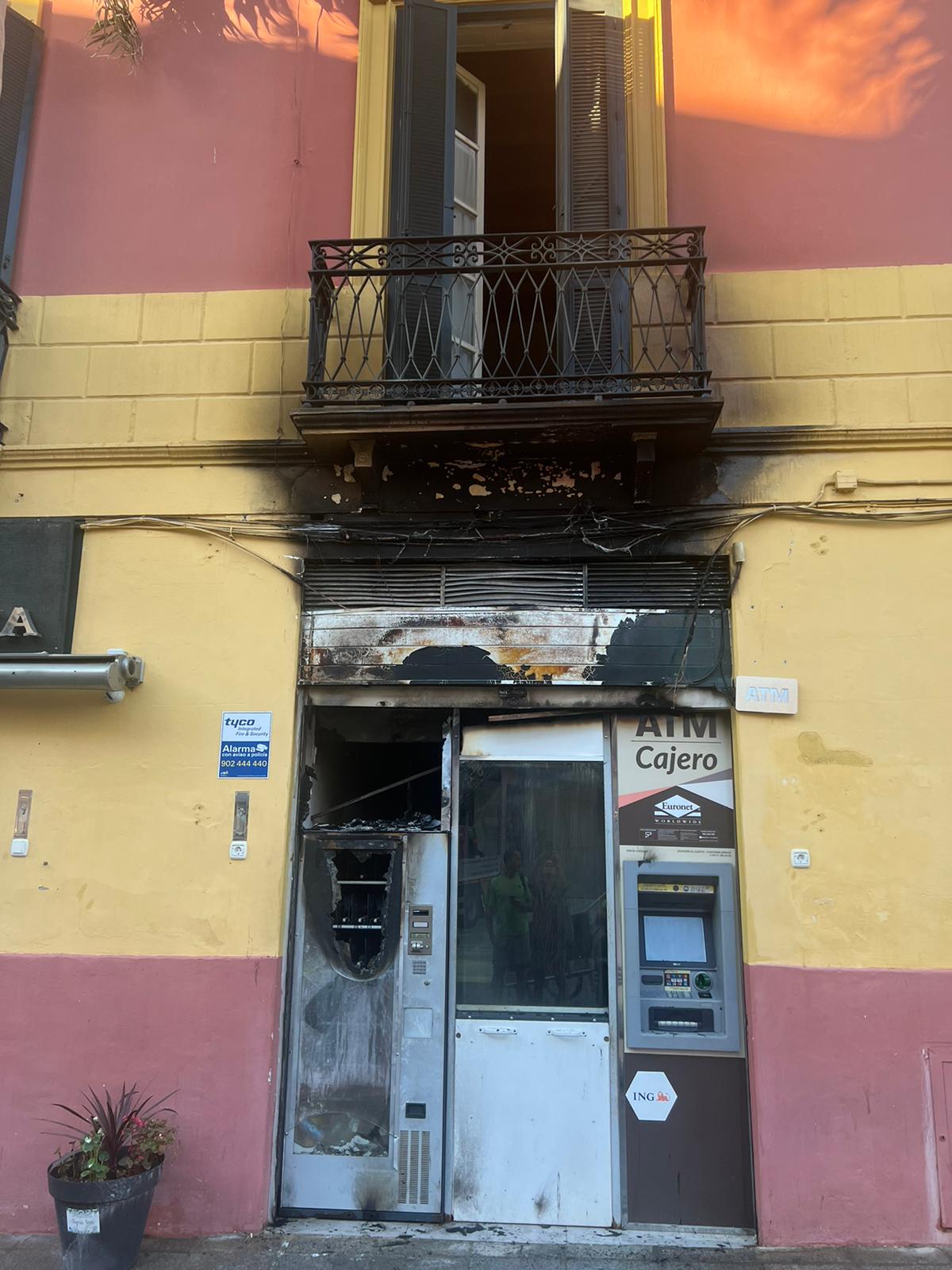 Detenido en Almucar el responsable de prender fuego a una mquina expendedora, a un cajero y al balcn de una vivienda en Almucar.